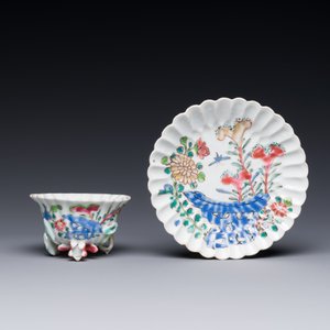Tasse et soucoupe en porcelaine de Chine famille rose à décor en relief, Yongzheng — photo 2
