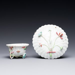 Tasse et soucoupe en porcelaine de Chine famille rose à décor en relief, Yongzheng — photo 3