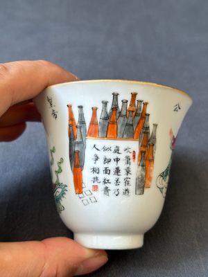 Tasse et soucoupe en porcelaine de Chine famille rose à décor 'Wu Shuang Pu', 19ème — photo 3