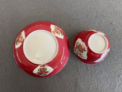Tasse et soucoupe en porcelaine de Chine famille rose à fond rubis, Yongzheng — photo 2