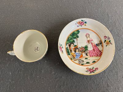 Tasse et soucoupe en porcelaine de Chine famille rose à sujet européen, Qianlong — photo 1