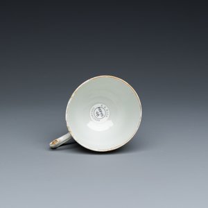 Tasse et soucoupe en porcelaine de Chine famille rose à sujet européen, Qianlong — photo 9