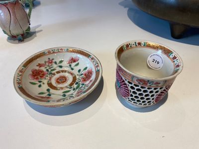 Tasse et soucoupe en porcelaine de Chine famille rose ajourées et à double parois, Yongzheng/Qianlong — photo 1