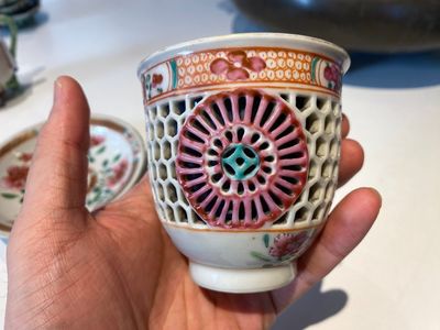 Tasse et soucoupe en porcelaine de Chine famille rose ajourées et à double parois, Yongzheng/Qianlong — photo 2
