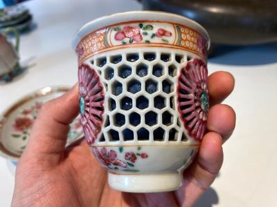 Tasse et soucoupe en porcelaine de Chine famille rose ajourées et à double parois, Yongzheng/Qianlong — photo 5