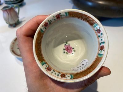 Tasse et soucoupe en porcelaine de Chine famille rose ajourées et à double parois, Yongzheng/Qianlong — photo 6