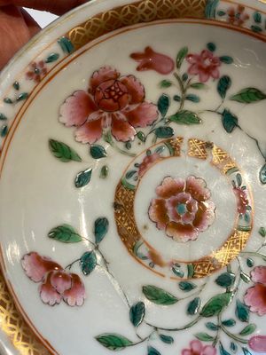Tasse et soucoupe en porcelaine de Chine famille rose ajourées et à double parois, Yongzheng/Qianlong — photo 10