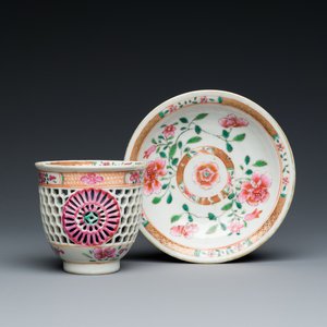 Tasse et soucoupe en porcelaine de Chine famille rose ajourées et à double parois, Yongzheng/Qianlong — photo 1