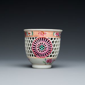 Tasse et soucoupe en porcelaine de Chine famille rose ajourées et à double parois, Yongzheng/Qianlong — photo 6