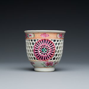 Tasse et soucoupe en porcelaine de Chine famille rose ajourées et à double parois, Yongzheng/Qianlong — photo 7