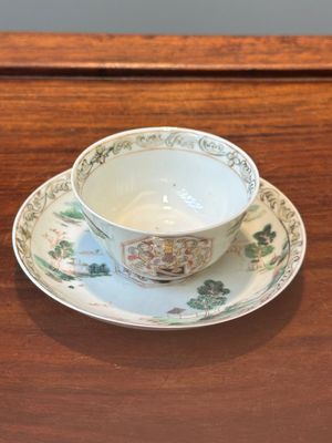 Tasse et soucoupe en porcelaine de Chine famille rose aux armes de Beekman de Zélande pour le marché hollandais, Yongzheng — photo 1