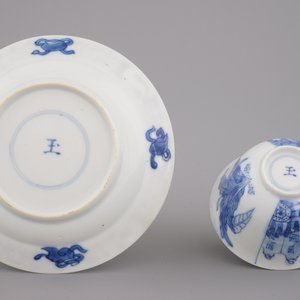 Tasse et sous-tasse en porcelaine de Chine, bleu et blanc, à décor de 'La Rébellion de Rotterdam', Kangxi — photo 2