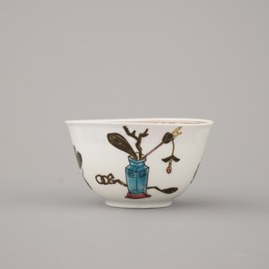 Tasse et sous tasse en porcelaine de Chine 'semi-coquille d'oeuf', famille rose, Yongzheng, 18e — photo 6
