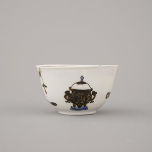 Tasse et sous tasse en porcelaine de Chine 'semi-coquille d'oeuf', famille rose, Yongzheng, 18e — photo 7