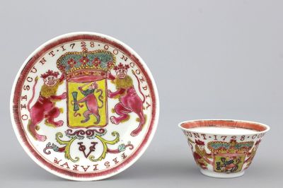 Tasse et sous-tasse héraldique en porcelaine de Chine avec armoiries du VOC, datées 1728, Yongzheng