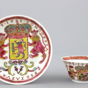 Tasse et sous-tasse héraldique en porcelaine de Chine avec armoiries du VOC, datées 1728, Yongzheng — photo 1