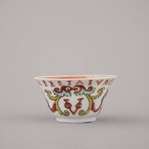 Tasse et sous-tasse héraldique en porcelaine de Chine avec armoiries du VOC, datées 1728, Yongzheng — photo 7