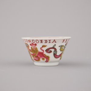 Tasse et sous-tasse héraldique en porcelaine de Chine avec armoiries du VOC, datées 1728, Yongzheng — photo 4