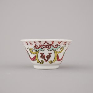 Tasse et sous-tasse héraldique en porcelaine de Chine avec armoiries du VOC, datées 1728, Yongzheng — photo 5
