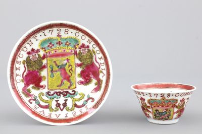 Tasse et sous-tasse héraldique en porcelaine de Chine avec armoiries du VOC, datées 1728, Yongzheng