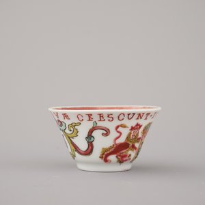 Tasse et sous-tasse héraldique en porcelaine de Chine avec armoiries du VOC, datées 1728, Yongzheng — photo 6