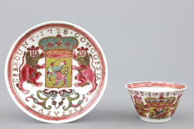 Tasse et sous tasse héraldique en porcelaine de Chine avec armoiries du VOC, datées 1728, Yongzheng