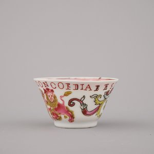 Tasse et sous tasse héraldique en porcelaine de Chine avec armoiries du VOC, datées 1728, Yongzheng — photo 3