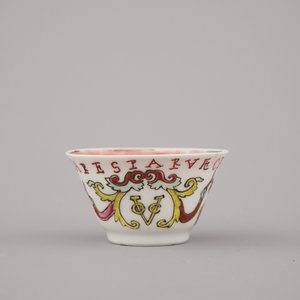 Tasse et sous tasse héraldique en porcelaine de Chine avec armoiries du VOC, datées 1728, Yongzheng — photo 4