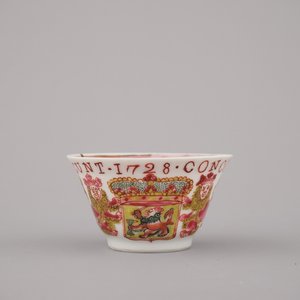 Tasse et sous tasse héraldique en porcelaine de Chine avec armoiries du VOC, datées 1728, Yongzheng — photo 7