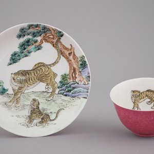 Tasse et sous tasse très fines à décor de tigre en porcelaine de Chine 'coquille d'oeuf', dos en rouge rubis, probablement Yongzhen, 18e — photo 1
