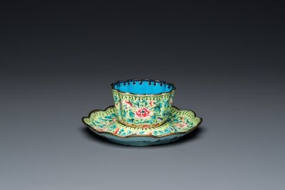 Tasse sur trembleuse en émaux de Canton à fond vert, Chine, Qianlong — photo 1