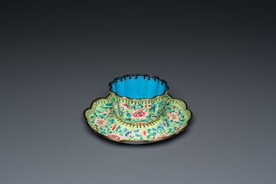 Tasse sur trembleuse en émaux de Canton à fond vert, Chine, Qianlong — photo 2