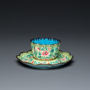 Tasse sur trembleuse en émaux de Canton à fond vert, Chine, Qianlong — photo 1