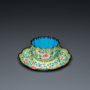 Tasse sur trembleuse en émaux de Canton à fond vert, Chine, Qianlong — photo 2