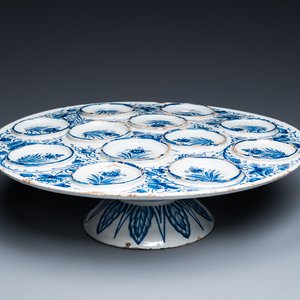 Tazza aux médaillons en relief en faïence de Delft en bleu et blanc, 1ère moitié du 18ème — photo 1