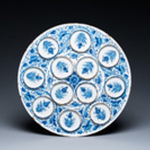 Tazza aux médaillons en relief en faïence de Delft en bleu et blanc, 1ère moitié du 18ème — photo 2
