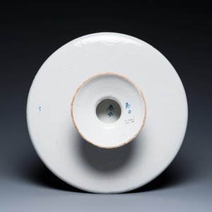 Tazza aux médaillons en relief en faïence de Delft en bleu et blanc, 1ère moitié du 18ème — photo 3