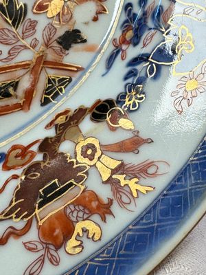 TBC A pair of Chinese verte-Imari 'Governor Duff' plates, Yongzheng — foto 10