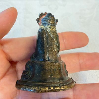 TBC PRICE A small Sino-Tibetan copper alloy figure of a crowned Buddha, 18/19th C. — foto 4
