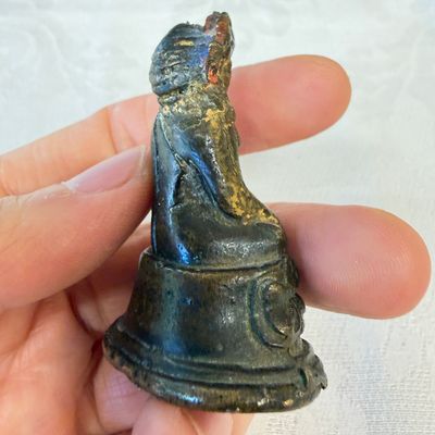 TBC PRICE A small Sino-Tibetan copper alloy figure of a crowned Buddha, 18/19th C. — foto 5