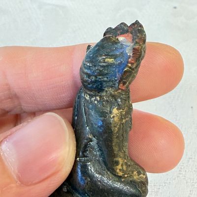 TBC PRICE A small Sino-Tibetan copper alloy figure of a crowned Buddha, 18/19th C. — foto 7