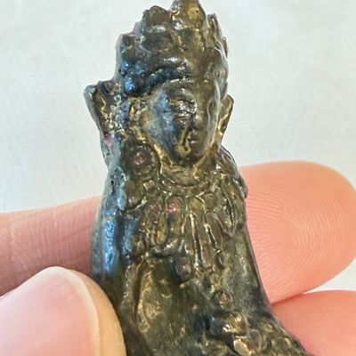 TBC PRICE A small Sino-Tibetan copper alloy figure of a crowned Buddha, 18/19th C. — foto 9