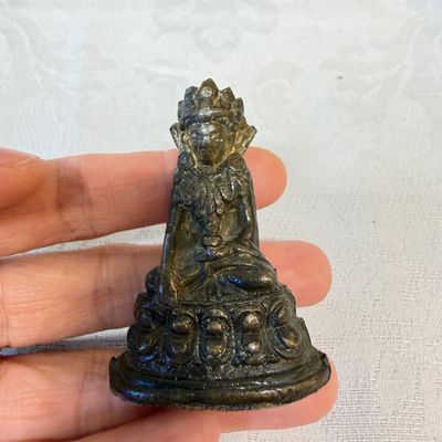 TBC PRICE A small Sino-Tibetan copper alloy figure of a crowned Buddha, 18/19th C. — foto 1