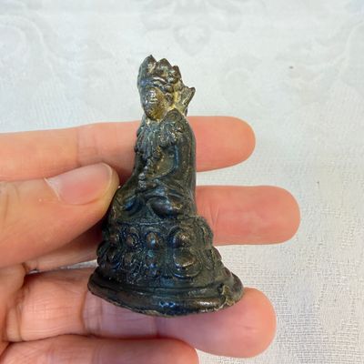 TBC PRICE A small Sino-Tibetan copper alloy figure of a crowned Buddha, 18/19th C. — foto 2