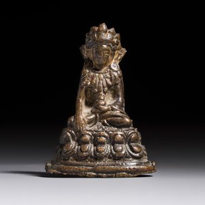 TBC PRICE A small Sino-Tibetan copper alloy figure of a crowned Buddha, 18/19th C. — foto 1