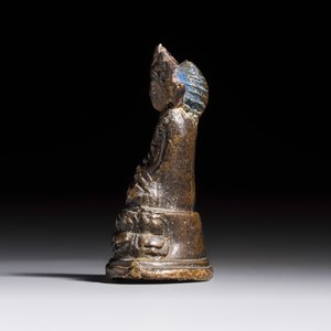 TBC PRICE A small Sino-Tibetan copper alloy figure of a crowned Buddha, 18/19th C. — foto 2