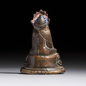 TBC PRICE A small Sino-Tibetan copper alloy figure of a crowned Buddha, 18/19th C. — foto 3