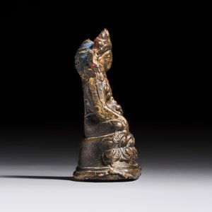 TBC PRICE A small Sino-Tibetan copper alloy figure of a crowned Buddha, 18/19th C. — foto 4