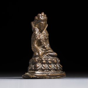 TBC PRICE A small Sino-Tibetan copper alloy figure of a crowned Buddha, 18/19th C. — foto 5