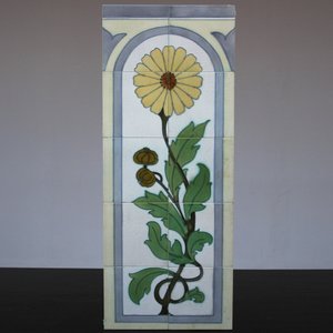 Tegeltableau in Art Nouveau, met bloem, Hemiksem Gilliot & Cie, ca. 1900 — foto 1